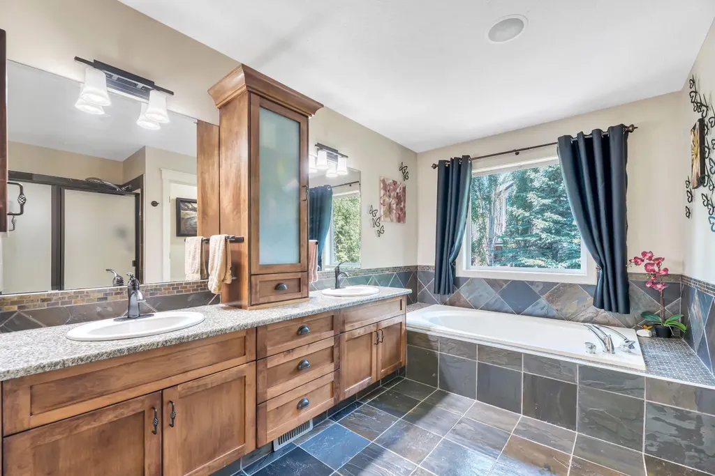 50 Heritage Lake Terrace Heritage Pointe AB T1S 4J4