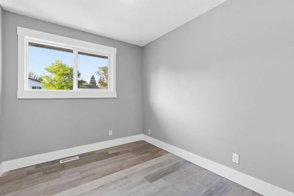99 Pinecliff Close Calgary AB T1Y4N4