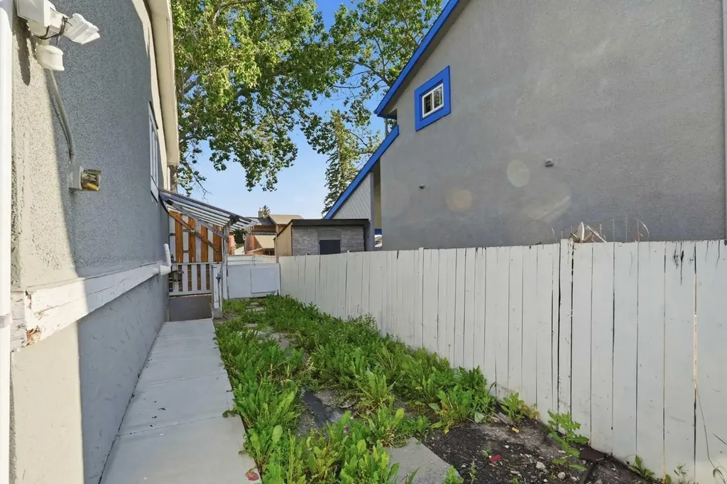 99 Pinecliff Close Calgary AB T1Y4N4
