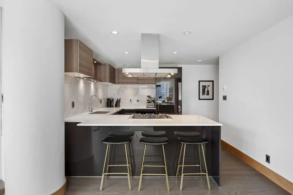 738 1 Avenue SW Calgary AB T2P 5G8