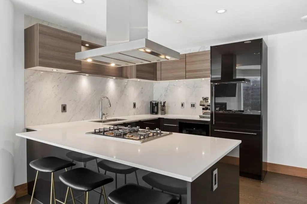 738 1 Avenue SW Calgary AB T2P 5G8