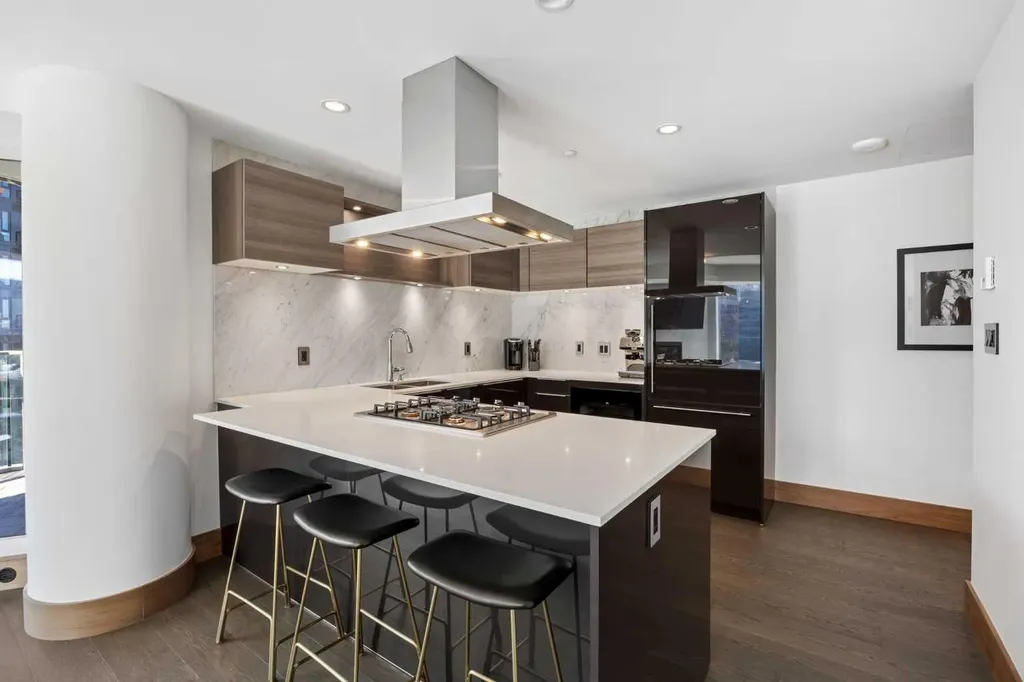 738 1 Avenue SW Calgary AB T2P 5G8