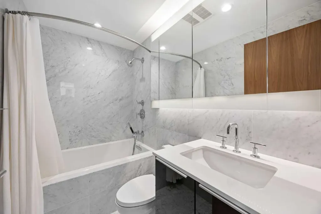 738 1 Avenue SW Calgary AB T2P 5G8