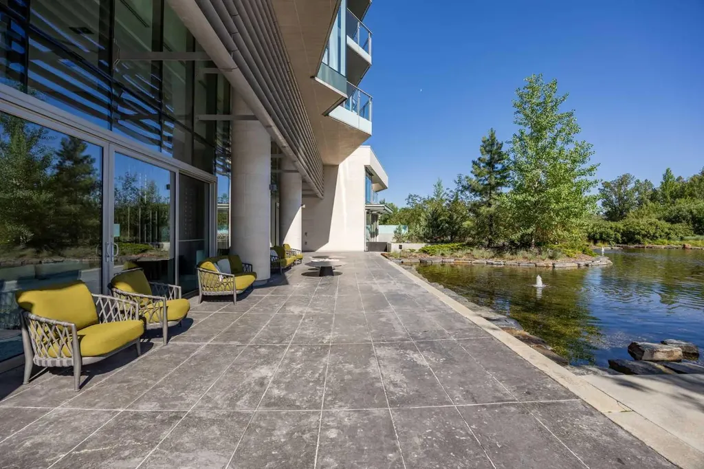 738 1 Avenue SW Calgary AB T2P 5G8