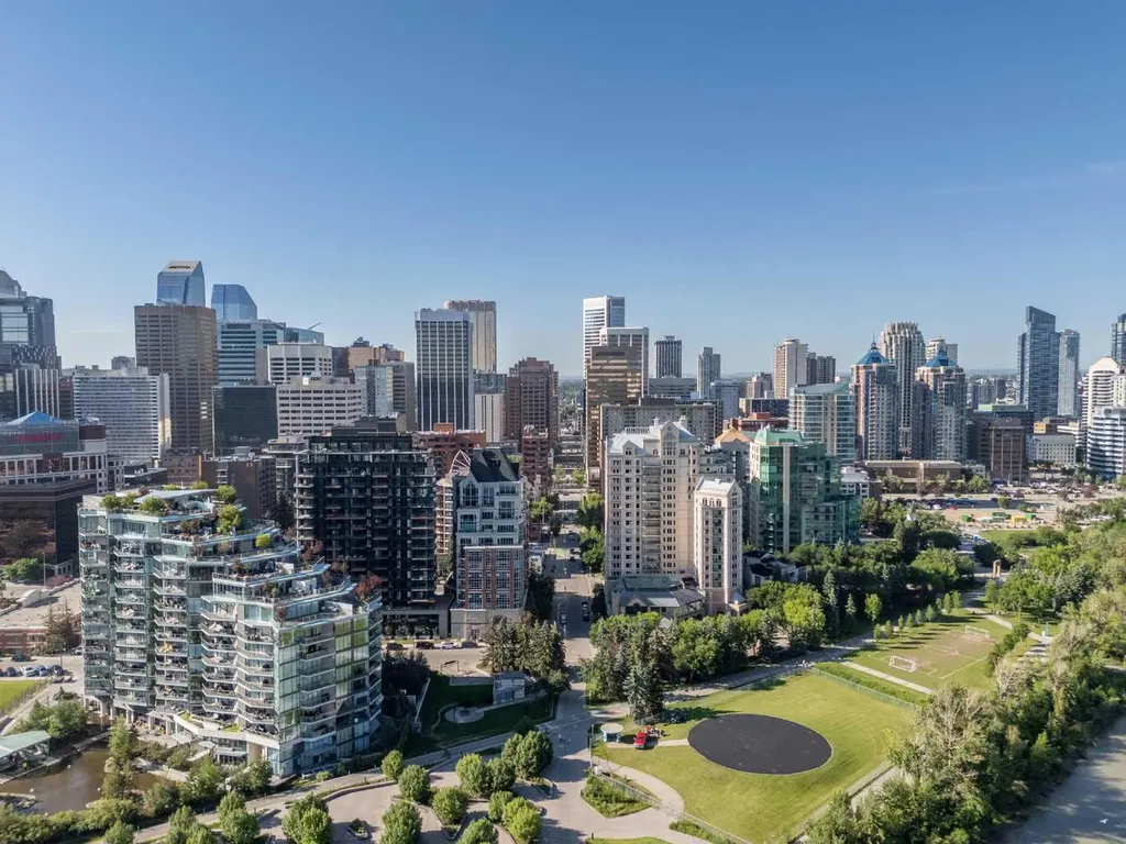 738 1 Avenue SW Calgary AB T2P 5G8