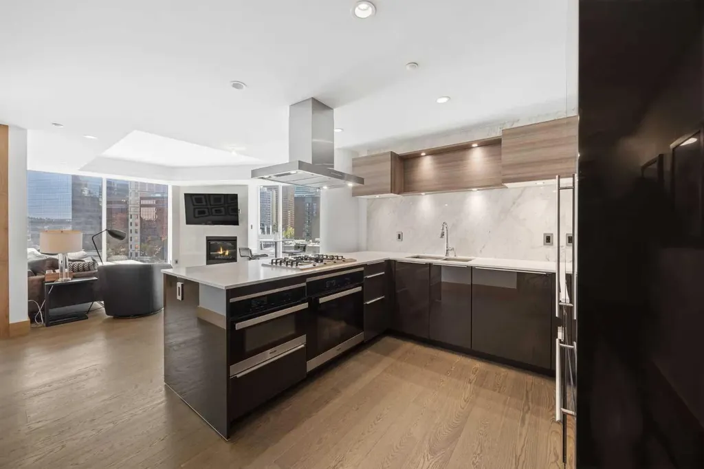 738 1 Avenue SW Calgary AB T2P 5G8