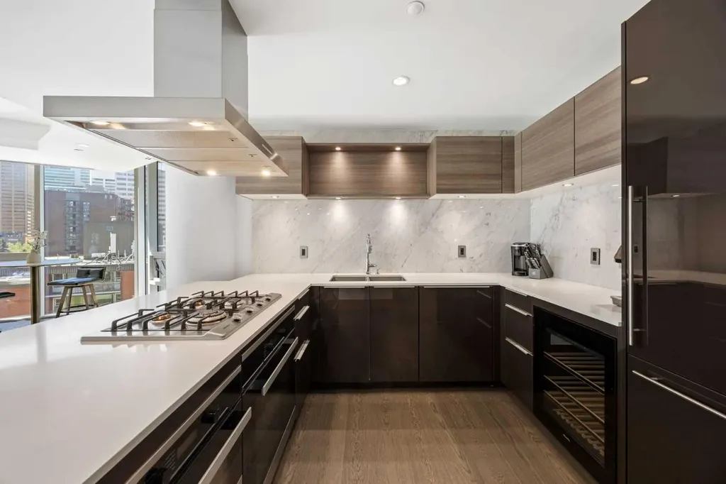 738 1 Avenue SW Calgary AB T2P 5G8