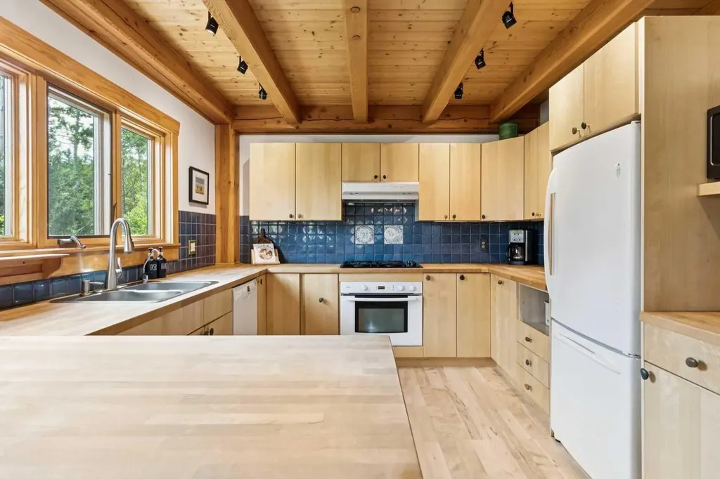 16 Highlands Place Bragg Creek AB T0L 0K0