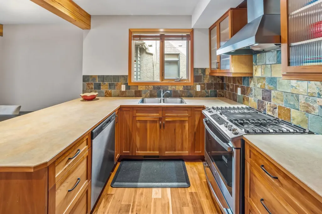813 5th Street Canmore AB T1W 2G1