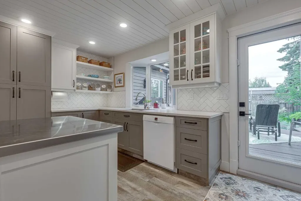 111 Selkirk Boulevard Red Deer AB T4N 0G8