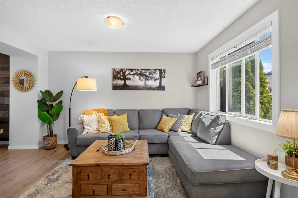 66 Canoe Close SW Airdrie AB T4B 2N4