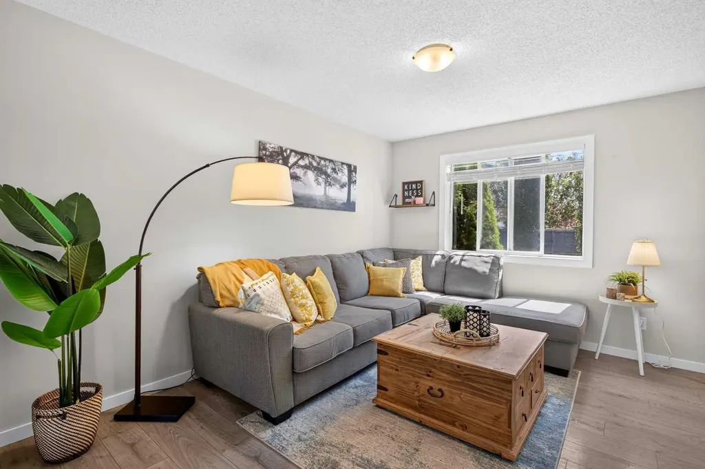 66 Canoe Close SW Airdrie AB T4B 2N4