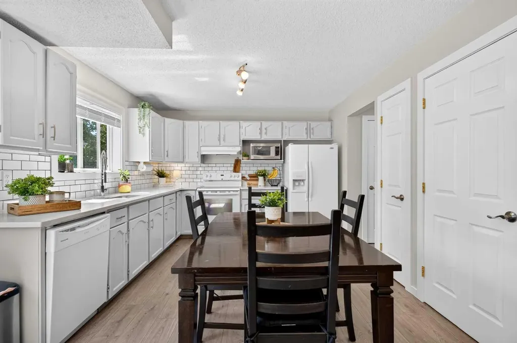 66 Canoe Close SW Airdrie AB T4B 2N4