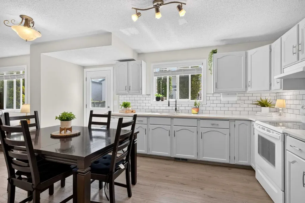 66 Canoe Close SW Airdrie AB T4B 2N4