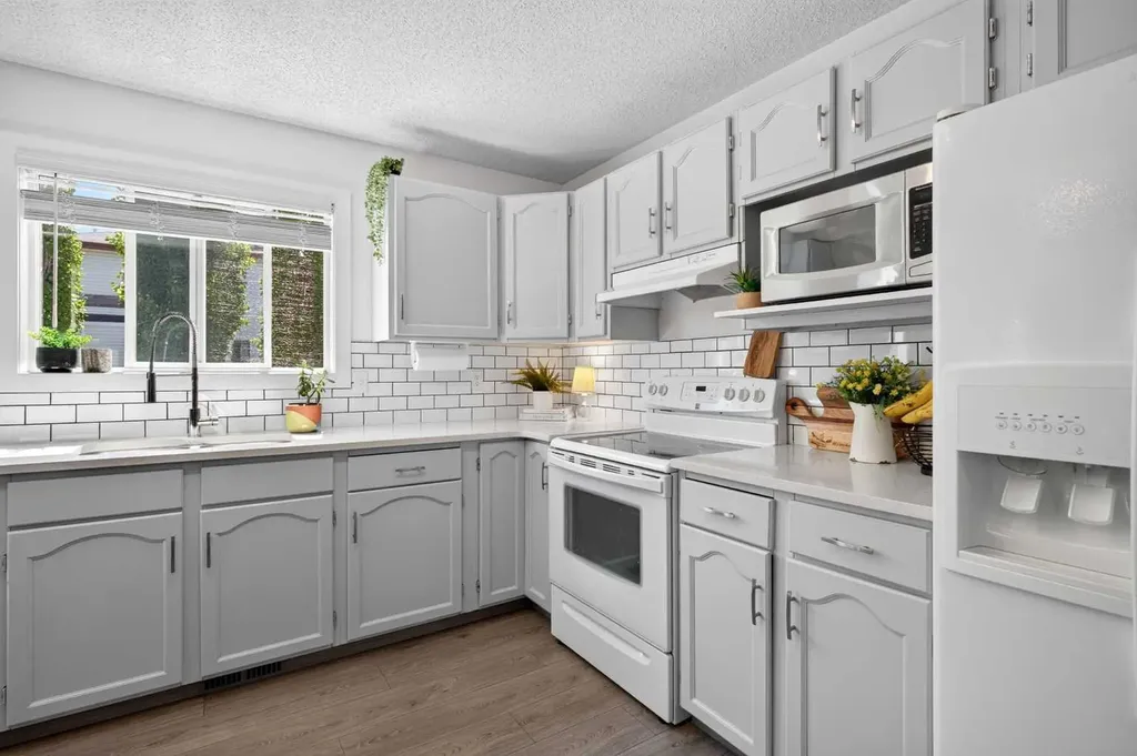 66 Canoe Close SW Airdrie AB T4B 2N4