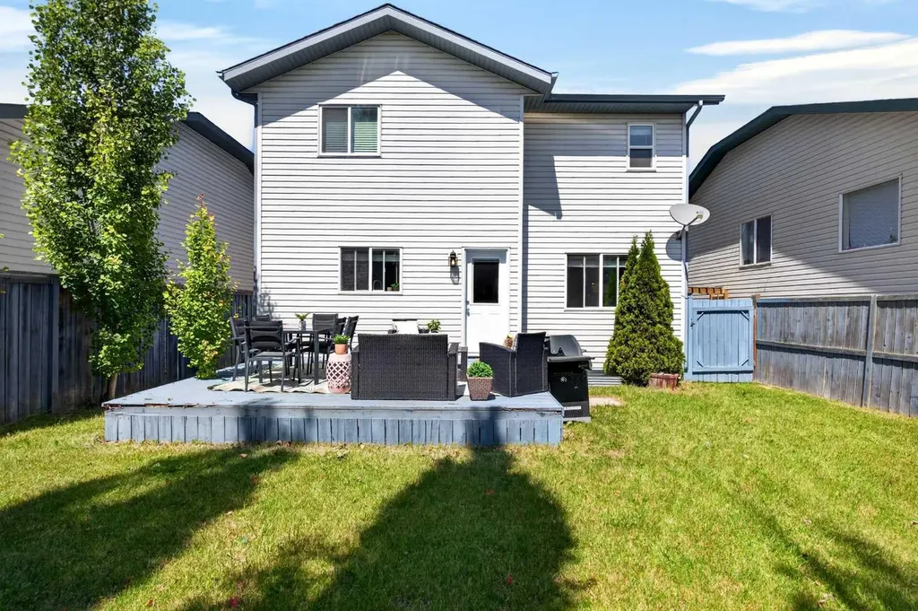 66 Canoe Close SW Airdrie AB T4B 2N4