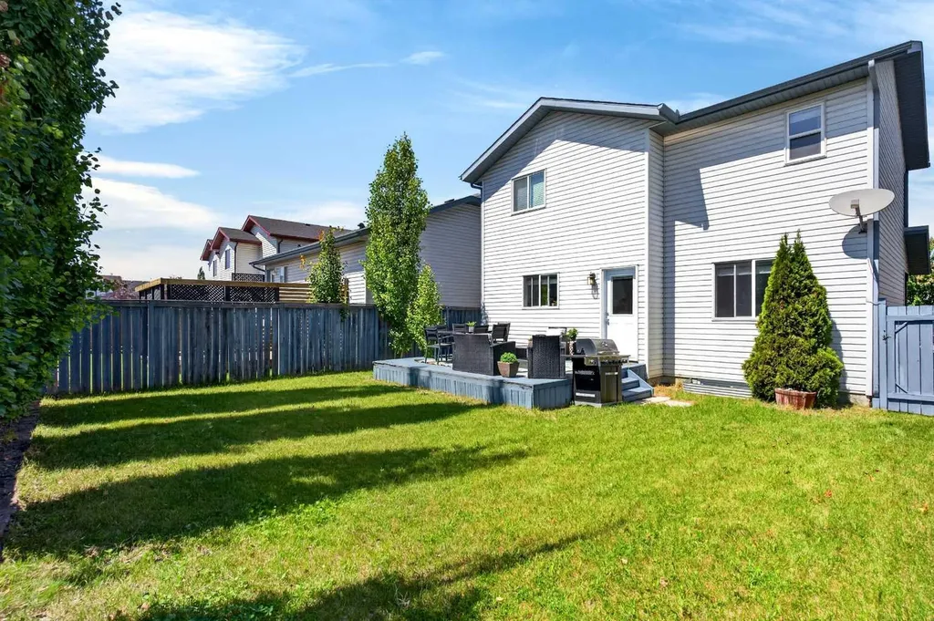 66 Canoe Close SW Airdrie AB T4B 2N4