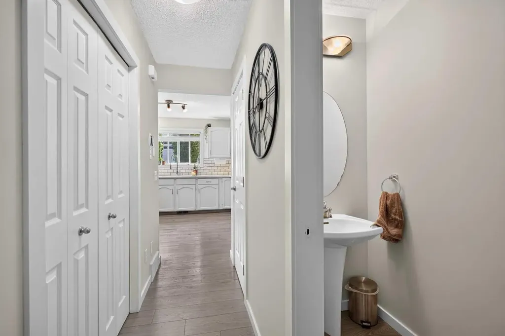 66 Canoe Close SW Airdrie AB T4B 2N4