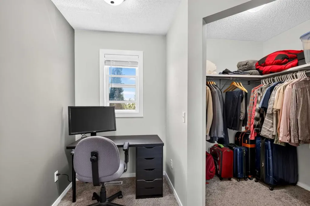 66 Canoe Close SW Airdrie AB T4B 2N4