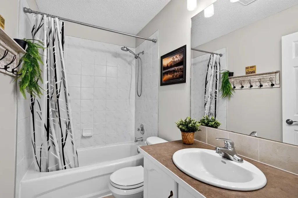 66 Canoe Close SW Airdrie AB T4B 2N4