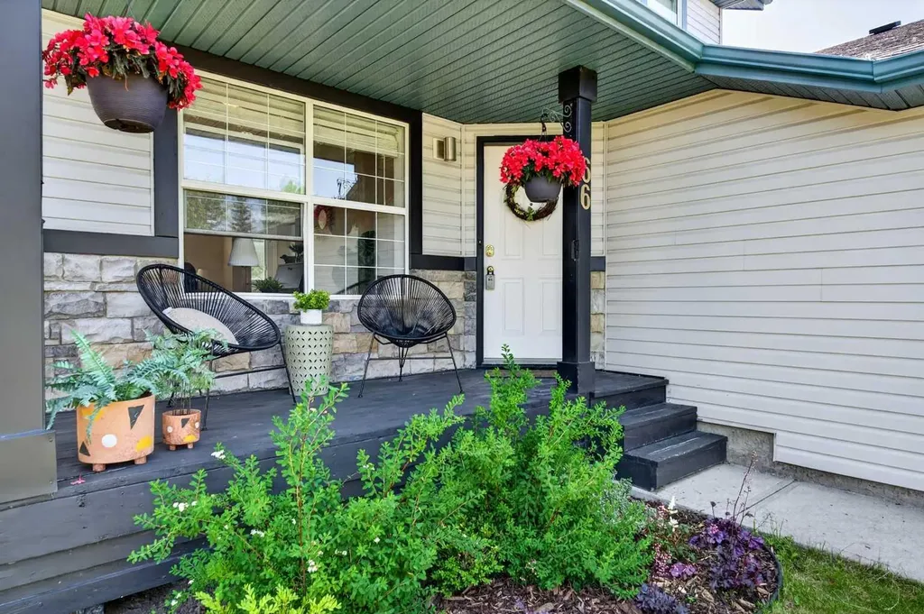 66 Canoe Close SW Airdrie AB T4B 2N4