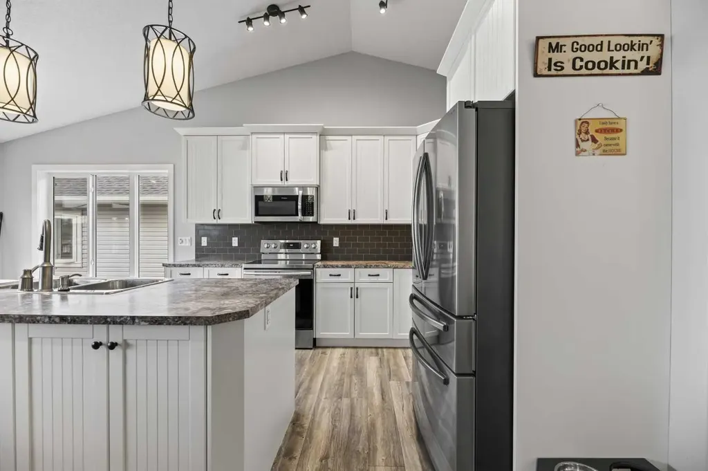 6 Valarosa Cove Didsbury AB T0M 0W0