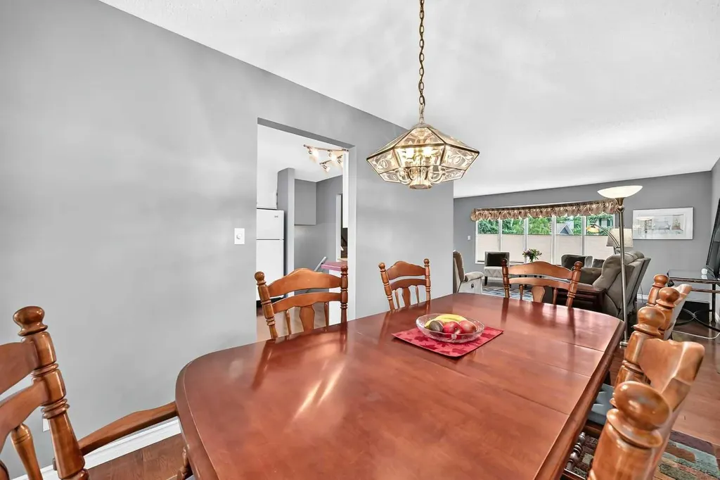 43 Brabourne Mews SW Calgary AB T2W 2V9