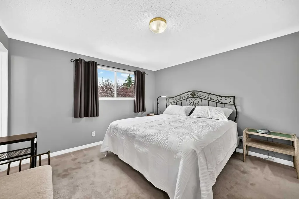 43 Brabourne Mews SW Calgary AB T2W 2V9