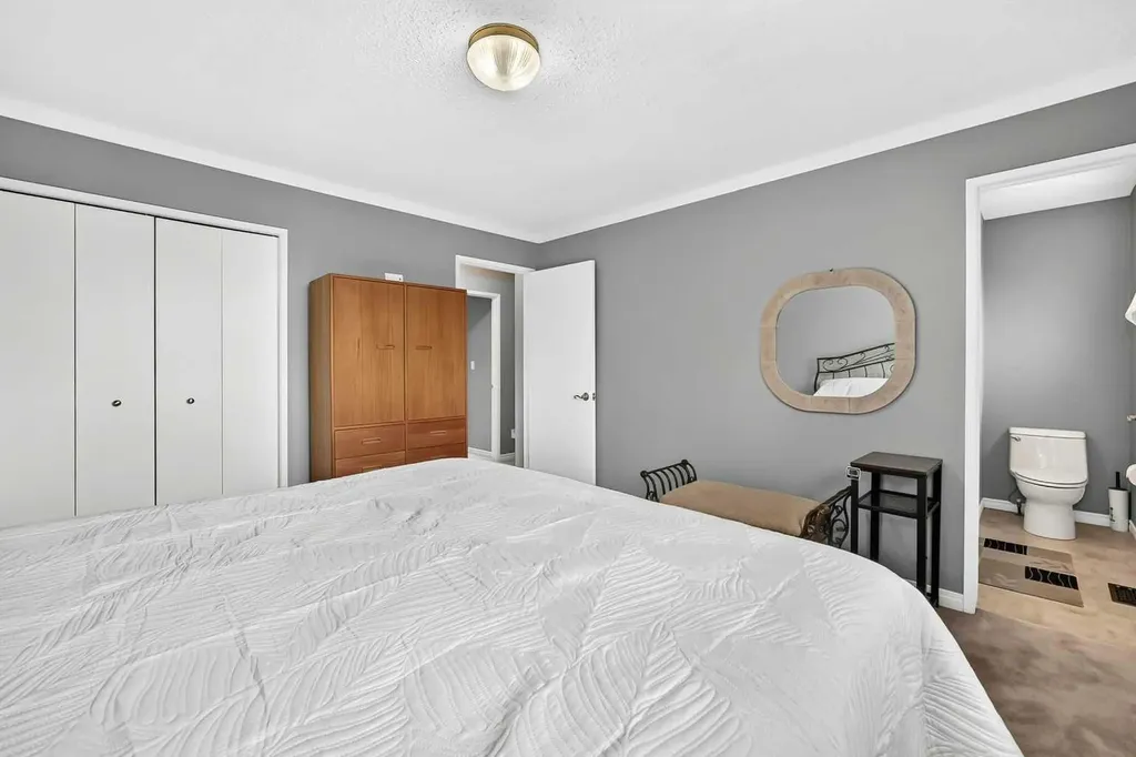 43 Brabourne Mews SW Calgary AB T2W 2V9