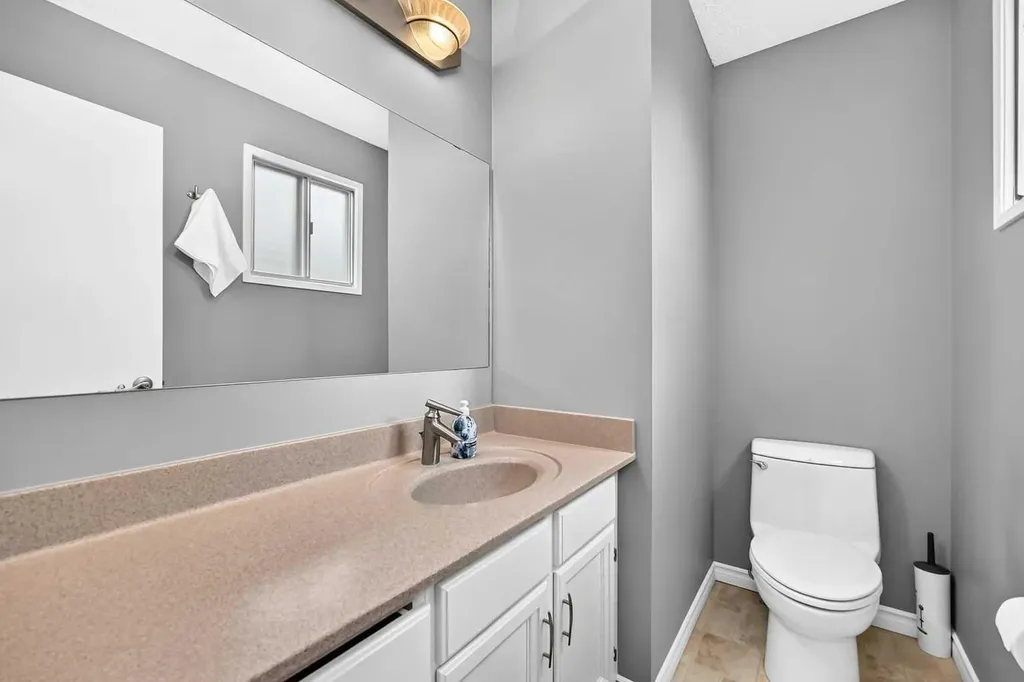 43 Brabourne Mews SW Calgary AB T2W 2V9