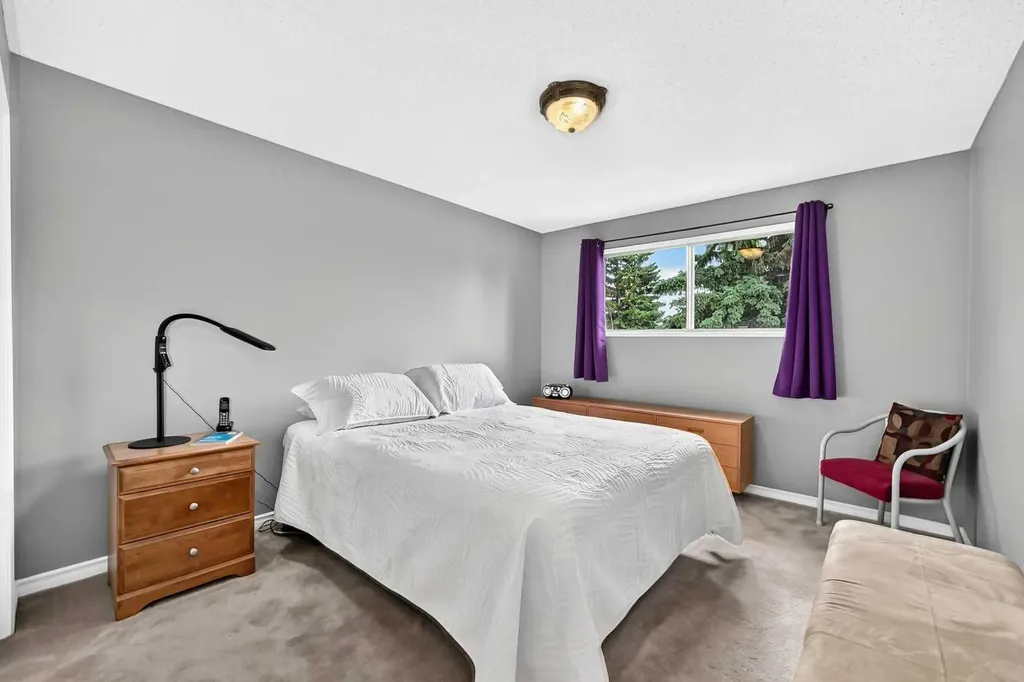 43 Brabourne Mews SW Calgary AB T2W 2V9