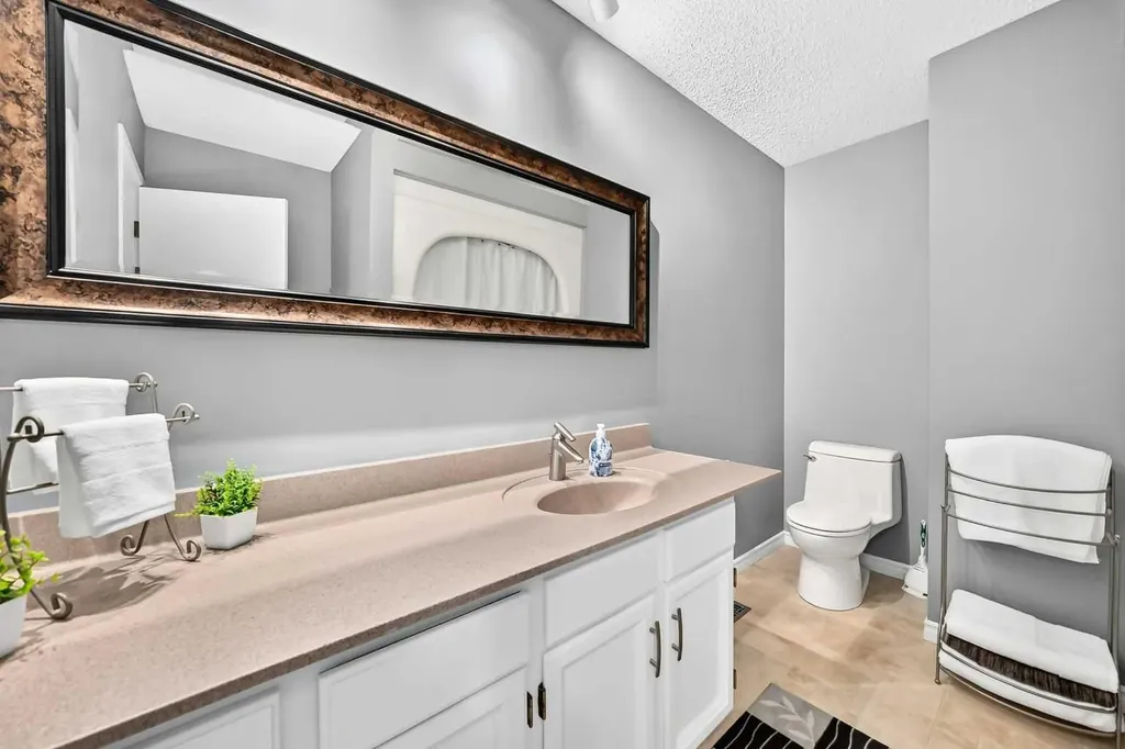 43 Brabourne Mews SW Calgary AB T2W 2V9