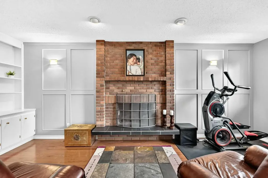 43 Brabourne Mews SW Calgary AB T2W 2V9