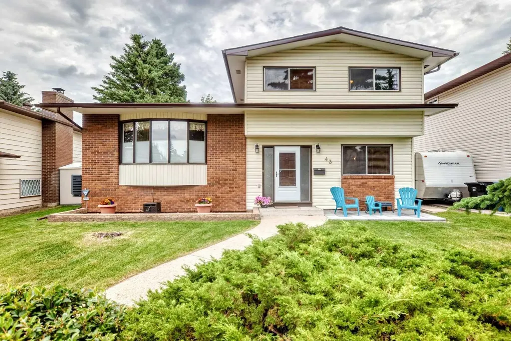 43 Brabourne Mews SW Calgary AB T2W 2V9
