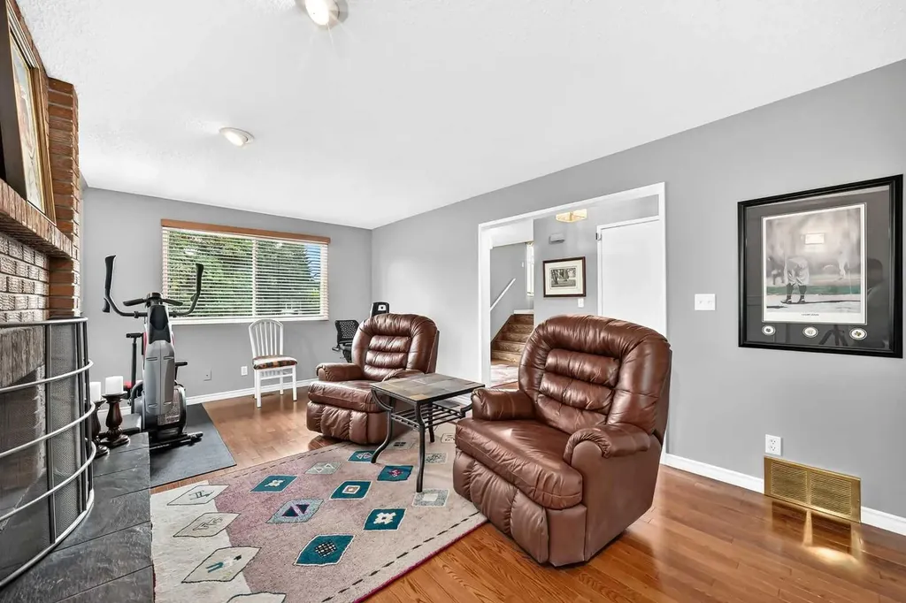 43 Brabourne Mews SW Calgary AB T2W 2V9