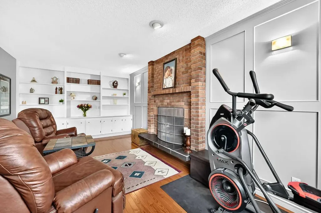 43 Brabourne Mews SW Calgary AB T2W 2V9