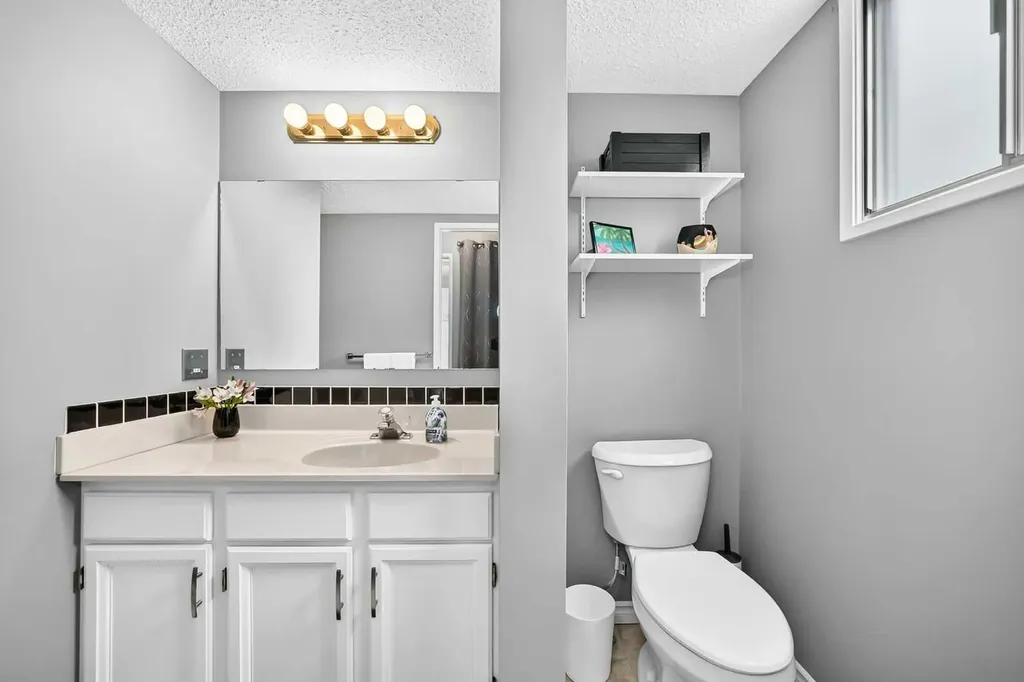 43 Brabourne Mews SW Calgary AB T2W 2V9