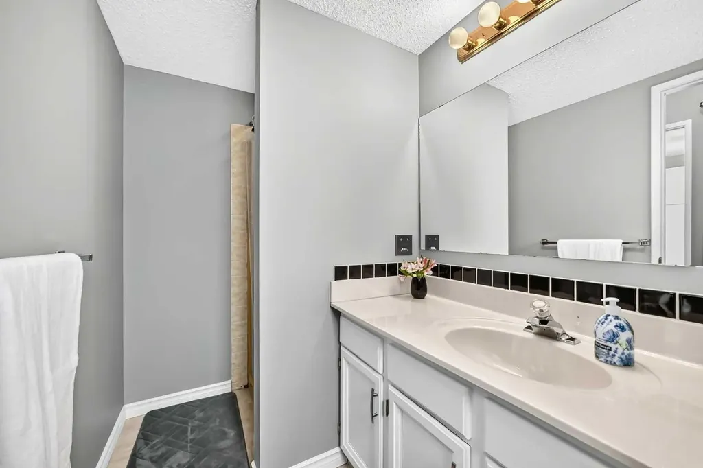 43 Brabourne Mews SW Calgary AB T2W 2V9