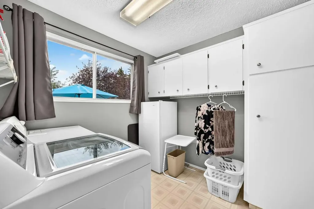 43 Brabourne Mews SW Calgary AB T2W 2V9