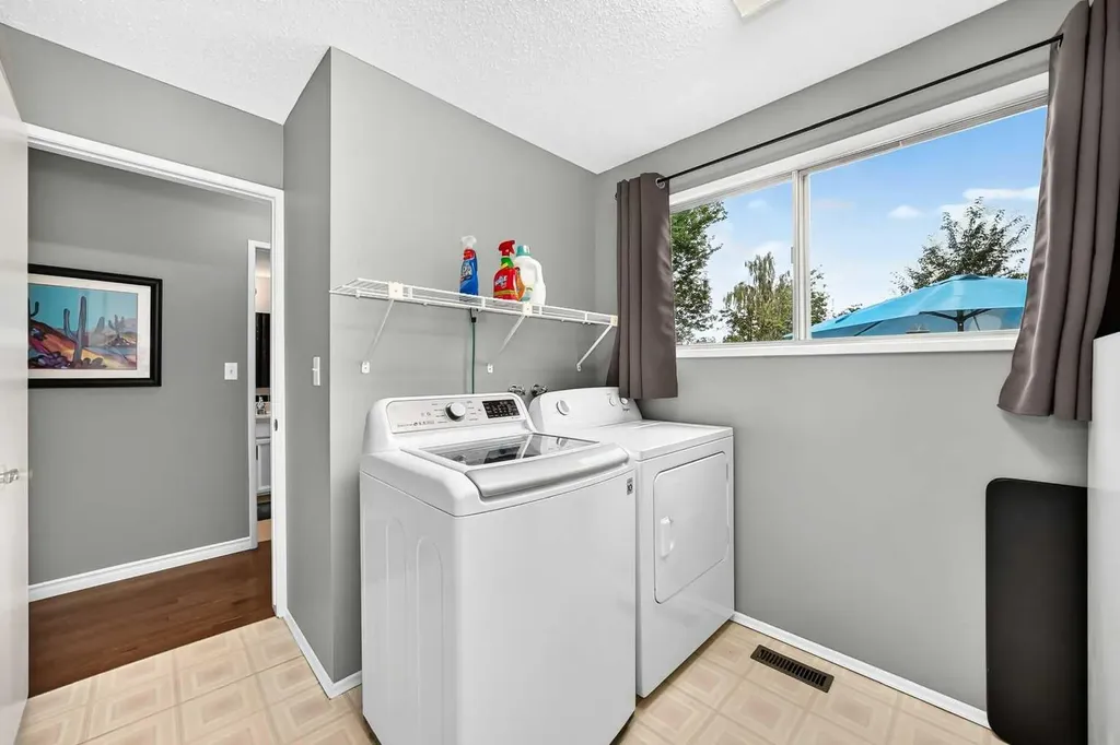 43 Brabourne Mews SW Calgary AB T2W 2V9