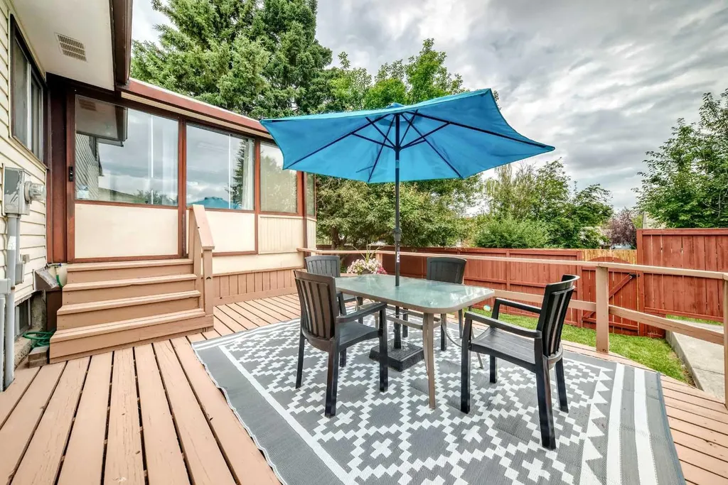 43 Brabourne Mews SW Calgary AB T2W 2V9