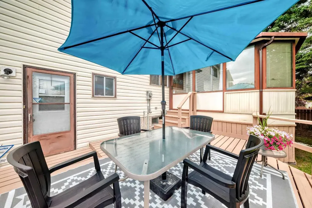 43 Brabourne Mews SW Calgary AB T2W 2V9