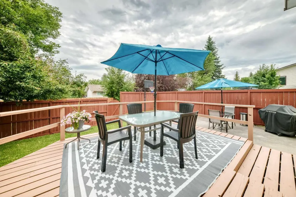 43 Brabourne Mews SW Calgary AB T2W 2V9