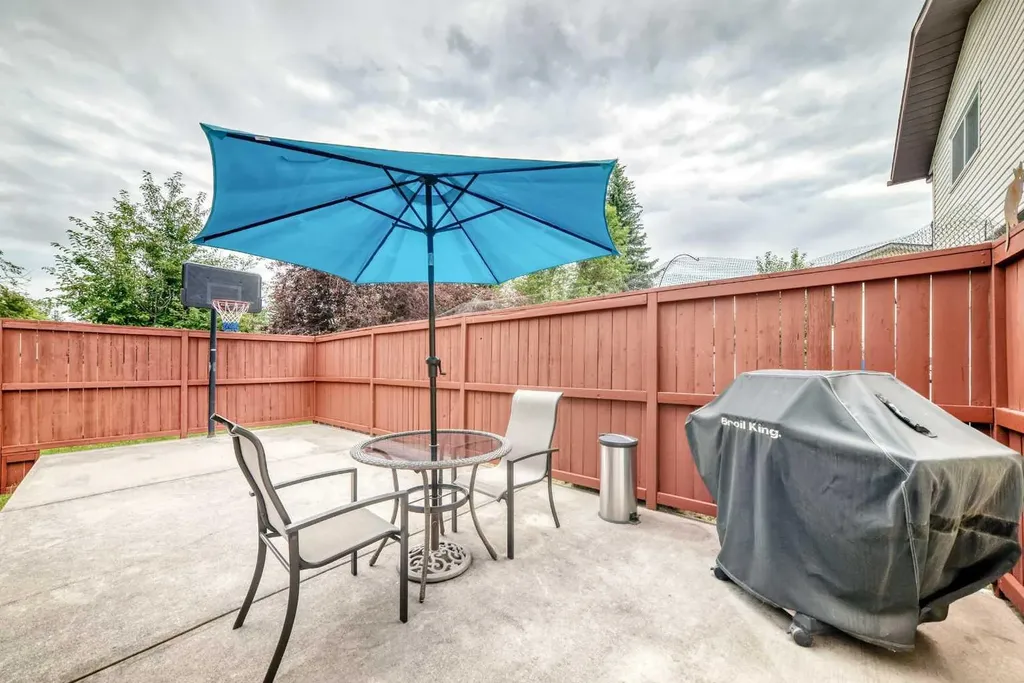 43 Brabourne Mews SW Calgary AB T2W 2V9