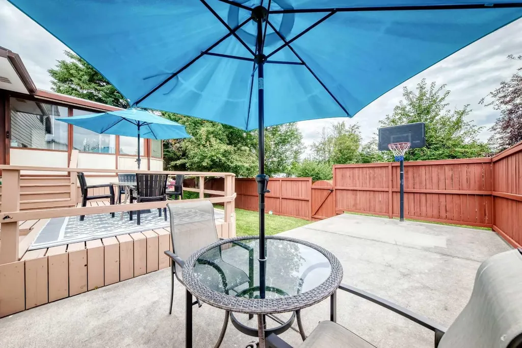 43 Brabourne Mews SW Calgary AB T2W 2V9