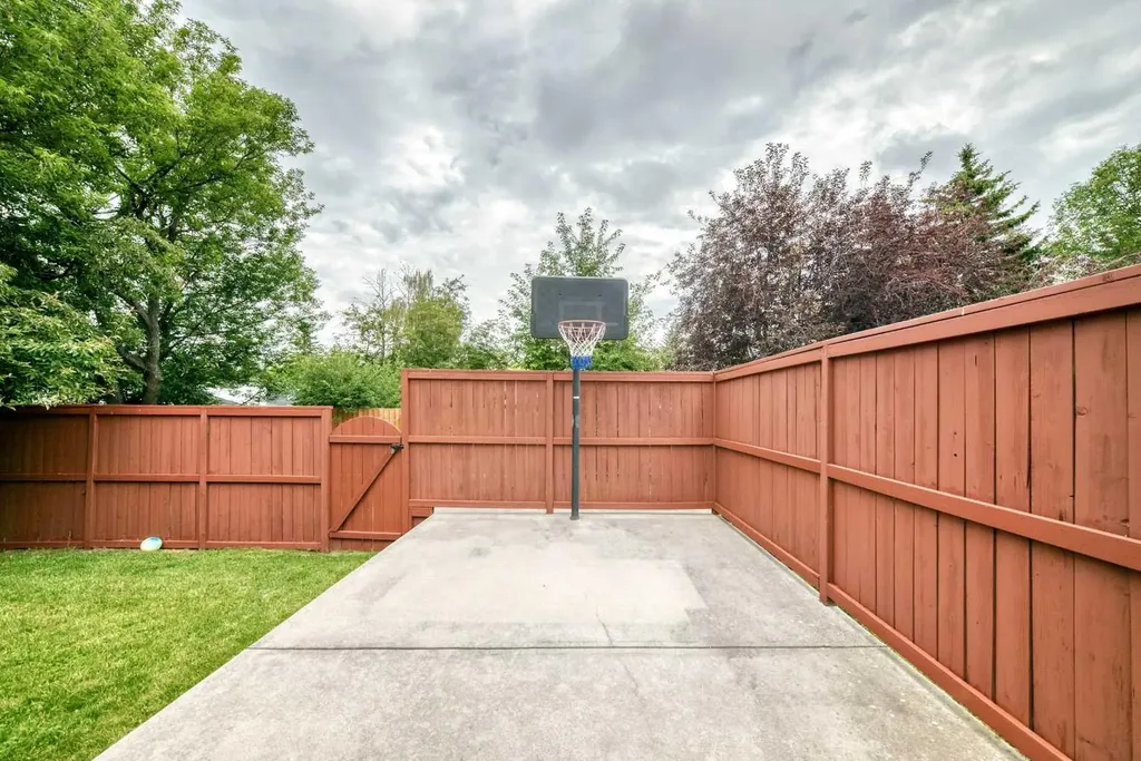 43 Brabourne Mews SW Calgary AB T2W 2V9