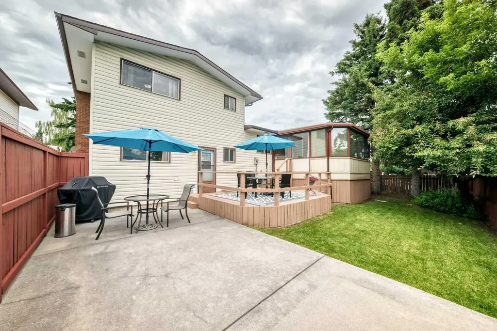 43 Brabourne Mews SW Calgary AB T2W 2V9