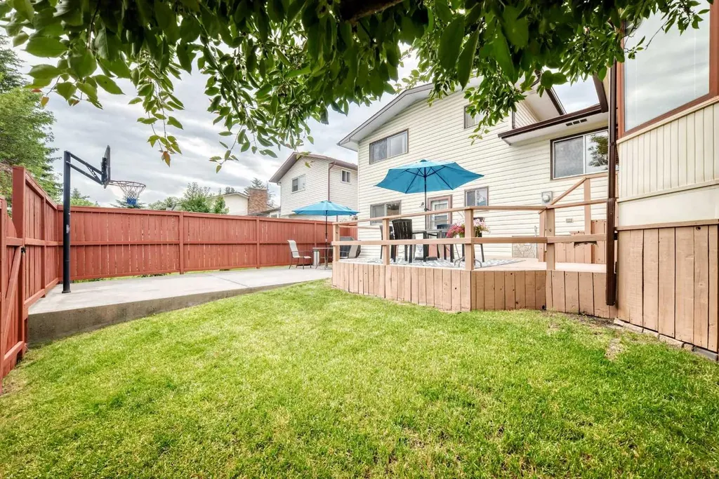 43 Brabourne Mews SW Calgary AB T2W 2V9