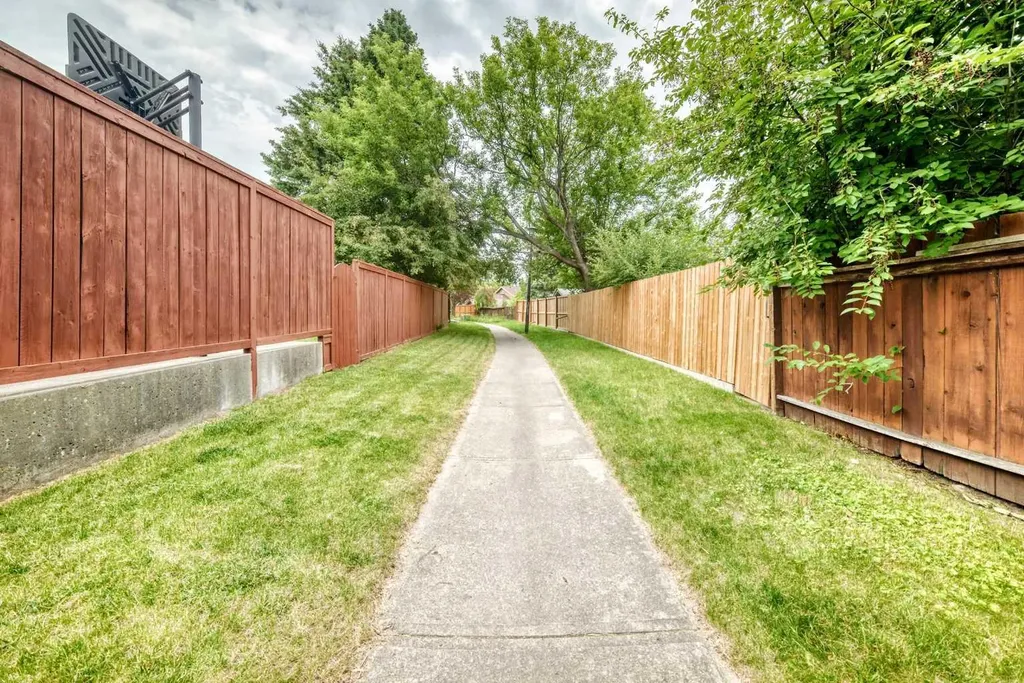 43 Brabourne Mews SW Calgary AB T2W 2V9