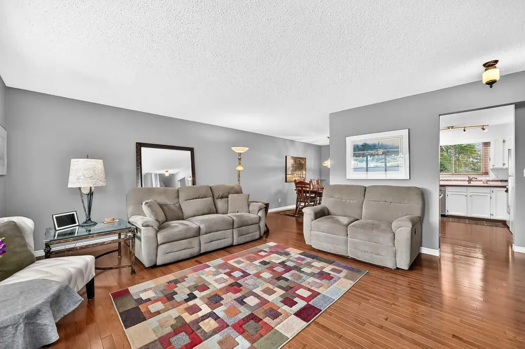 43 Brabourne Mews SW Calgary AB T2W 2V9